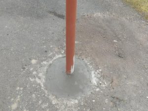 Plot uprostřed silnice