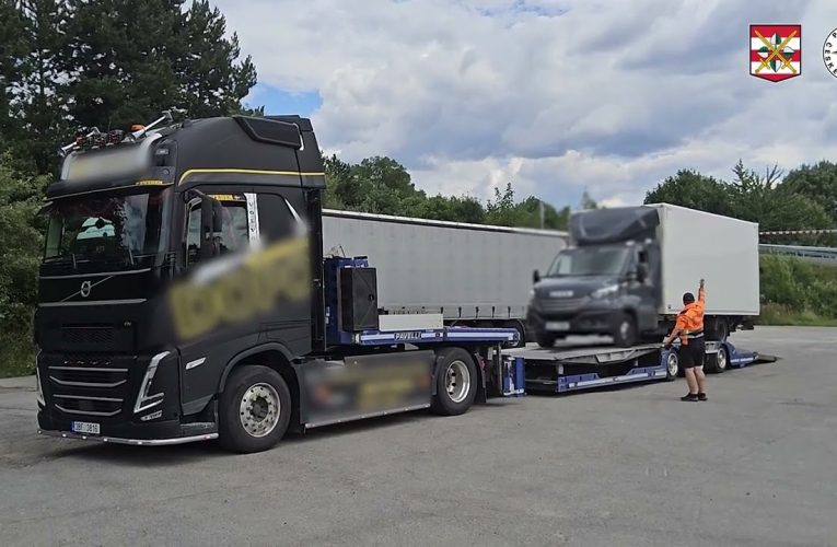 Policisté odhalili extrémně přetíženou dodávku