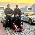 Policisté poskytli první pomoc zraněné ženě