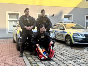 Policisté poskytli první pomoc zraněné ženě