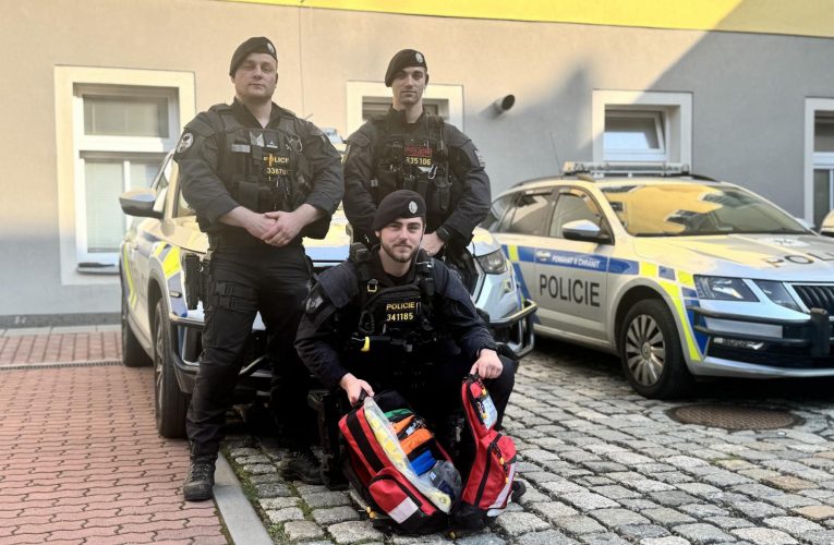 Policisté poskytli první pomoc zraněné ženě
