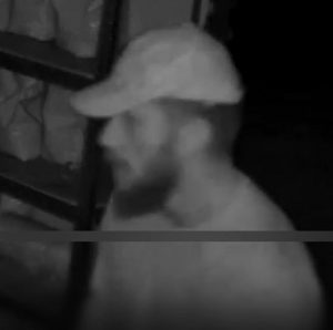 Poznáváte muže na fotografiích?