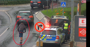 Poznáváte tohoto koloběžkáře?