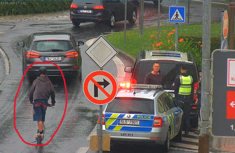 Poznáváte tohoto koloběžkáře?