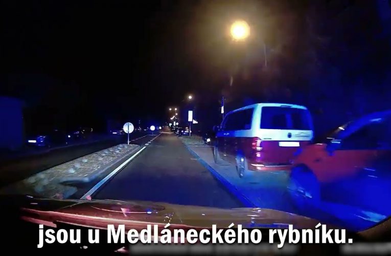 Řidič skútru skončil v poli