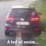 Riskantní jízda černého Passatu