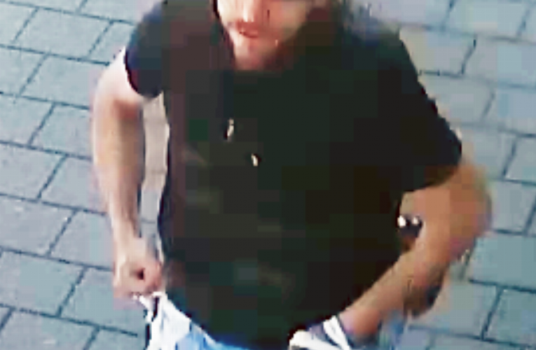 Strhl jí řetízek