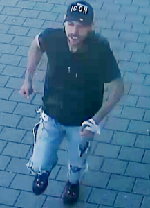 Strhl jí řetízek