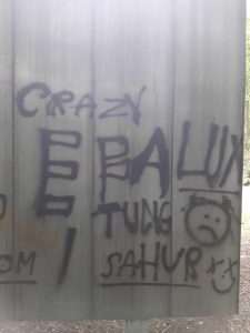 Vandalové zanechali stopu v lesoparku