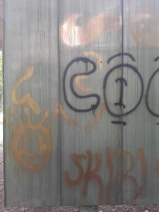 Vandalové zanechali stopu v lesoparku