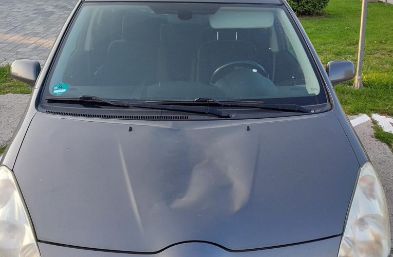 Agresi si muž vybil na vozidle