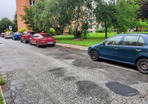 Auto bez řidiče, klíčky v zapalování, to vše přilákalo zloděje