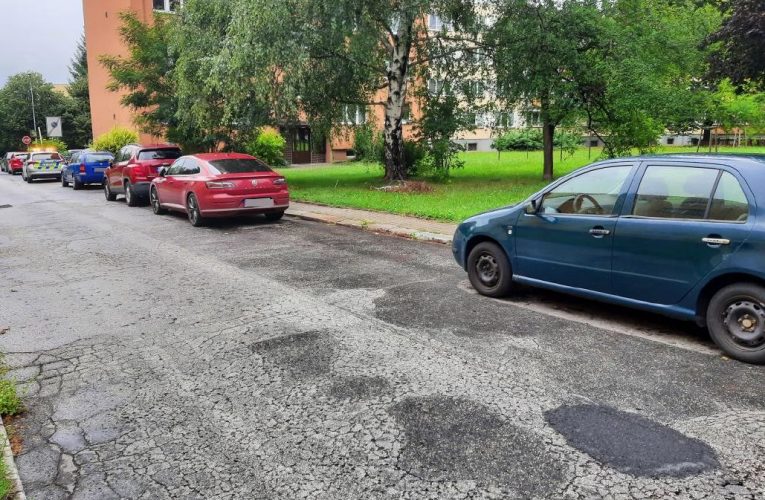 Auto bez řidiče, klíčky v zapalování, to vše přilákalo zloděje
