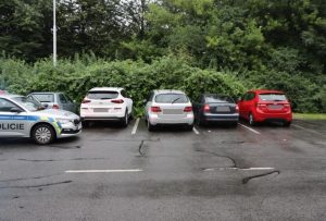 Auto bez řidiče, klíčky v zapalování, to vše přilákalo zloděje