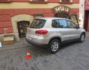 Auto skončilo ve výloze
