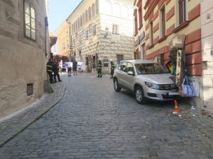 Auto skončilo ve výloze
