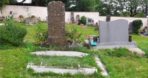 Krádež náhrobní desky