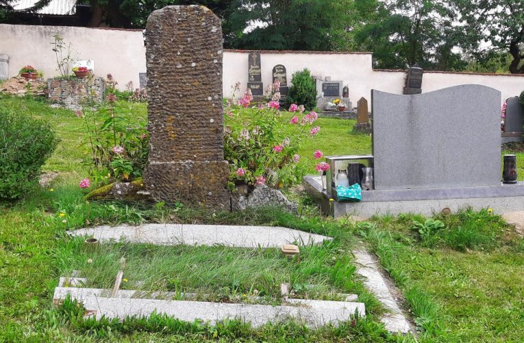 Krádež náhrobní desky