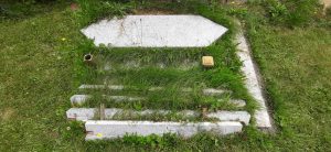 Krádež náhrobní desky