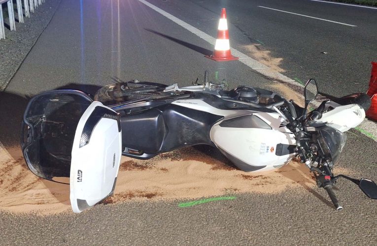 Motorkář na místě zemřel