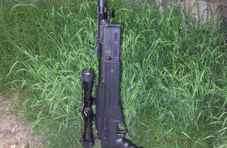 Muž s dlouhou zbraní vystrašil lidi