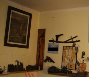 Muž s dlouhou zbraní vystrašil lidi