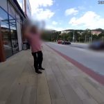 Muž se zbraní v obchodním centru – policisté zasáhli včas