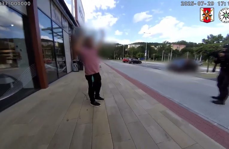 Muž se zbraní v obchodním centru – policisté zasáhli včas