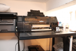 Neoprávněně prodával hrnečky i trička se známými logy. Hrozí mu až osm let vězení