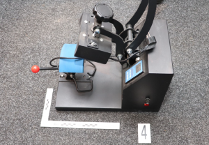 Neoprávněně prodával hrnečky i trička se známými logy. Hrozí mu až osm let vězení