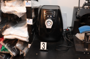 Neoprávněně prodával hrnečky i trička se známými logy. Hrozí mu až osm let vězení