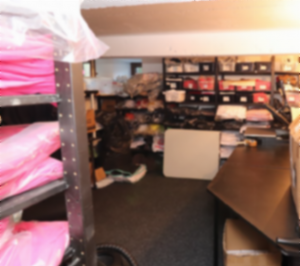 Neoprávněně prodával hrnečky i trička se známými logy. Hrozí mu až osm let vězení