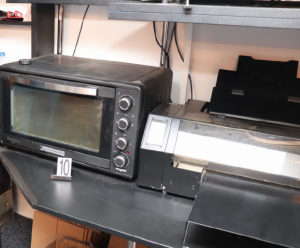 Neoprávněně prodával hrnečky i trička se známými logy. Hrozí mu až osm let vězení