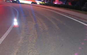 Obilí na vozovce představuje nebezpečí