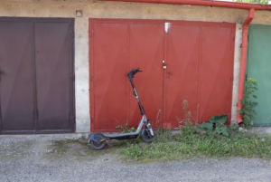 Odcizenou elektrokoloběžku bez poškození jsme vrátili majiteli