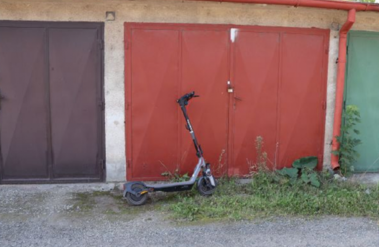 Odcizenou elektrokoloběžku bez poškození jsme vrátili majiteli