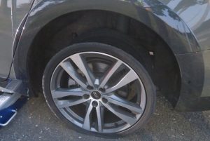 Pneumatika příčinou dopravní nehody na D11