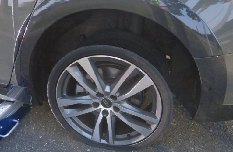 Pneumatika příčinou dopravní nehody na D11