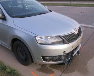 Pneumatika příčinou dopravní nehody na D11