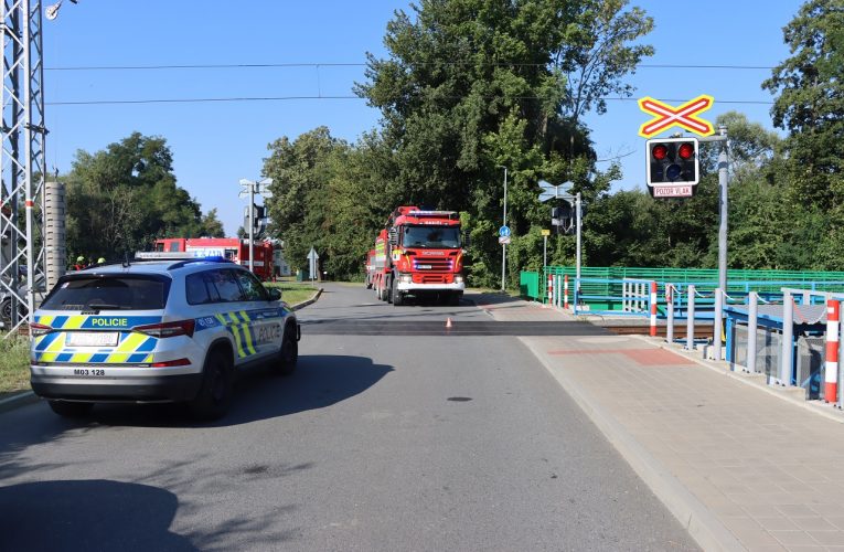 Ujížděl policistům – smetl ho vlak