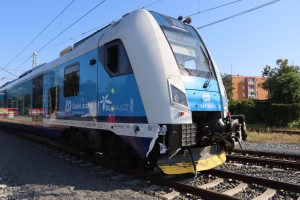 Ujížděl policistům – smetl ho vlak