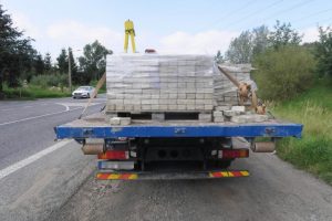 Uvolněný náklad z nákladního vozidla usmrtil chodce