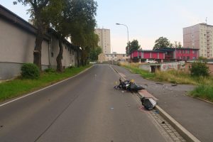Vážná nehoda vozidla a motocyklu v Karlových Varech