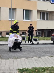 Více jak stovku imobilních klientů museli kvůli bombě vynést hasiči a policisté