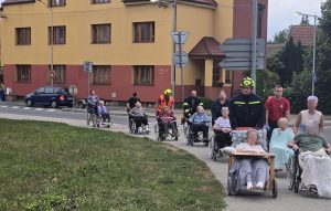 Více jak stovku imobilních klientů museli kvůli bombě vynést hasiči a policisté