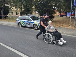 Více jak stovku imobilních klientů museli kvůli bombě vynést hasiči a policisté