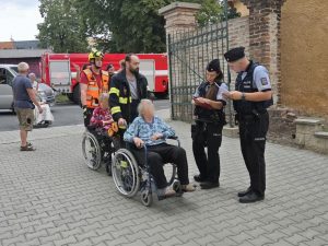 Více jak stovku imobilních klientů museli kvůli bombě vynést hasiči a policisté