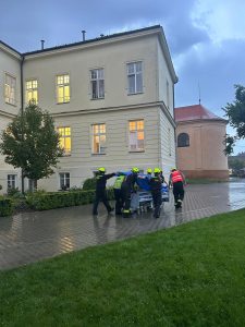 Více jak stovku imobilních klientů museli kvůli bombě vynést hasiči a policisté