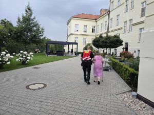 Více jak stovku imobilních klientů museli kvůli bombě vynést hasiči a policisté