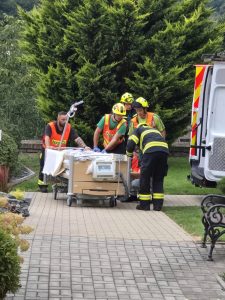 Více jak stovku imobilních klientů museli kvůli bombě vynést hasiči a policisté